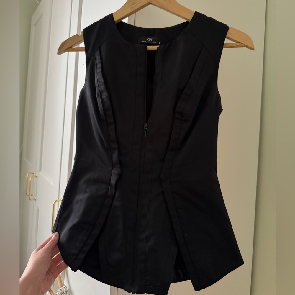 Cue Black Top